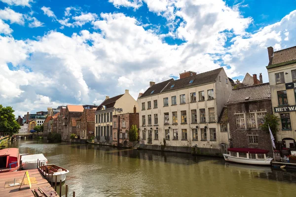 Gent, Belçika - 14 Haziran 2016: Bir güzel yaz günü, Belçika eski şehirde Gent, kanalda