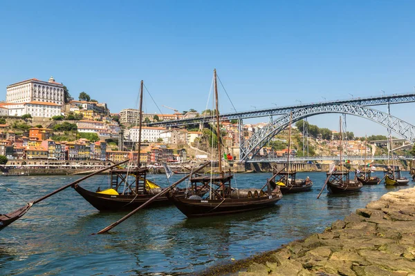Porto Portugal Junio 2016 Barcos Tradicionales Con Barricas Vino Río —  Fotos de Stock