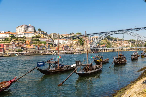 Porto Portugal Junio 2016 Barcos Tradicionales Con Barricas Vino Río —  Fotos de Stock