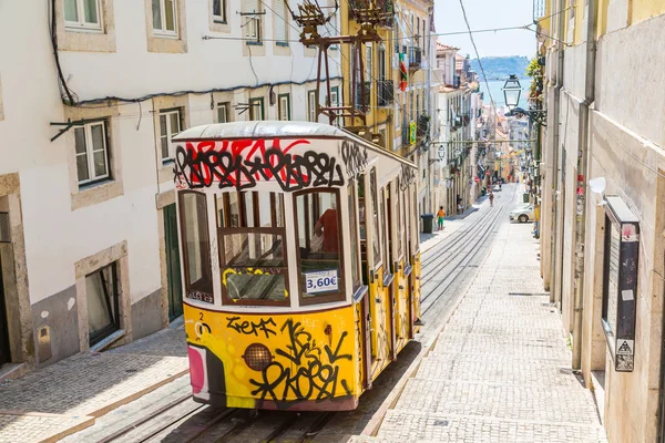 美しい夏の日 2016 日にポルトガルのリスボンの市内中心部のザのグロリア ケーブルカーのリスボン ポルトガル 2016 — ストック写真