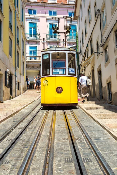 在一个美丽的夏日 2016 日在葡萄牙里斯本的城市中心 葡萄牙里斯本 2016 凯莱缆车 — 图库照片