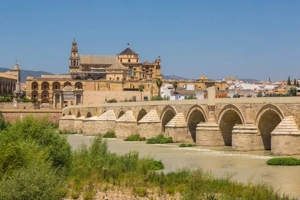 科尔多瓦 西班牙 2016年6月27日 大清真寺 清真寺大教堂 和罗马桥在科尔多瓦瓜达尔基维尔河在一个美丽的夏天 西班牙 — 图库照片