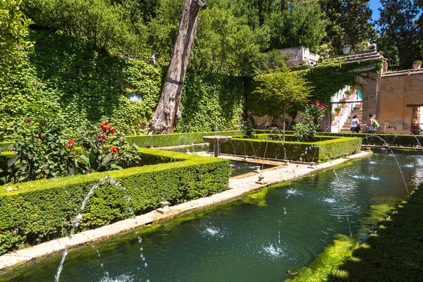 Γρανάδα Ισπανία Ιουνίου 2016 Κήπους Και Σιντριβάνια Στο Παλάτι Της — Φωτογραφία Αρχείου