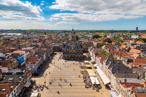 ДЕЛЬФТ, НИДЕРЛАНДЫ - 16 ИЮНЯ 2016 г.: воздушный вид Делфта в прекрасный летний день, Нидерланды
