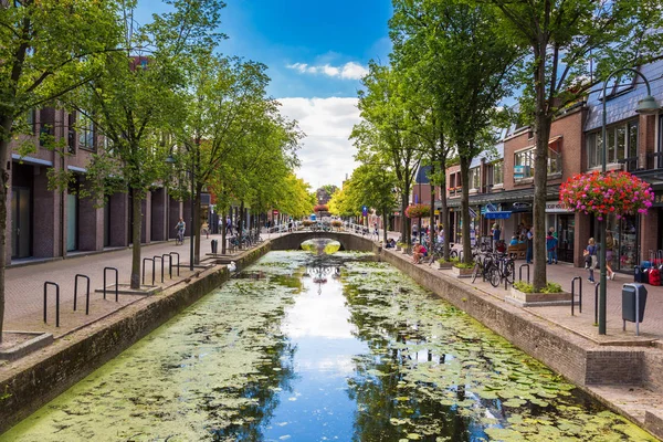 代尔夫特 2016年6月16日 在美丽的夏日里 荷兰代尔夫特的历史部分运河 — 图库照片
