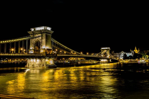 Budapest Ungarisch Juli 2013 Flussblick Von Budapest Abend Beleuchtete Kettenbrücke — Stockfoto