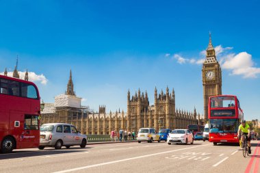 London, Büyük Britanya - 14 Haziran 2016: Big Ben, Westminster Bridge ve Londra, İngiltere, İngiltere 14 Haziran 2016 üzerinde kırmızı Çift katlı otobüs