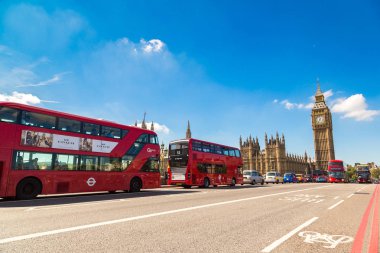 London, Büyük Britanya - 14 Haziran 2016: Big Ben, Westminster Bridge ve Londra, İngiltere, İngiltere 14 Haziran 2016 üzerinde kırmızı Çift katlı otobüs