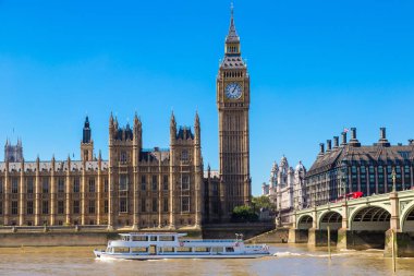 LONDON, UNITED KINGDOM - 14 Haziran 2016: The Big Ben, the Houses of Parliament and Westminster bridge in London in a beautiful summer day, England, UK