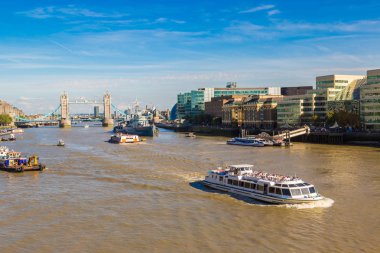 LONDON, UNITED KINGDOM - 14 Haziran 2016: HMS Belfast savaş gemisi ve Londra 'daki Tower Bridge güzel bir yaz gününde, İngiltere, Birleşik Krallık