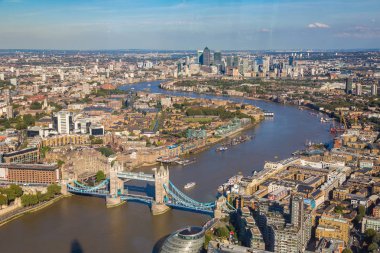 London, Büyük Britanya - 14 Haziran 2016: hava panoramik Londra Tower Bridge bir güzel yaz gece, İngiltere, Amerika Birleşik Devletleri