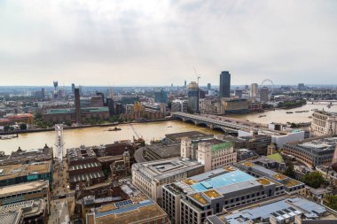 LONDON, UNITED KINGDOM - 14 Haziran 2016: Güzel bir yaz gününde Londra 'nın panoramik hava manzarası, İngiltere, Birleşik Krallık