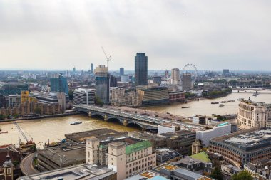 LONDON, UNITED KINGDOM - 14 Haziran 2016: Güzel bir yaz gününde Londra 'nın panoramik hava manzarası, İngiltere, Birleşik Krallık