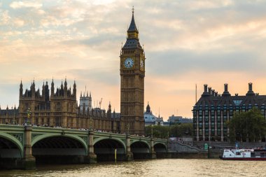 LONDON, UNITED KINGDOM - 14 Haziran 2016: The Big Ben, the Houses of Parliament and Westminster bridge in London in a beautiful summer night, England, İngiltere