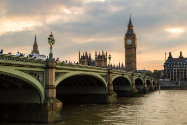 LONDON, UNITED KINGDOM - 14 Haziran 2016: The Big Ben, the Houses of Parliament and Westminster bridge in London in a beautiful summer night, England, İngiltere