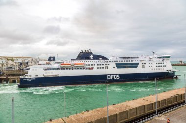 ENGLAND - 16 Haziran 2016: Beyaz kayalıklar ve Dover limanı güzel bir yaz günü, İngiltere