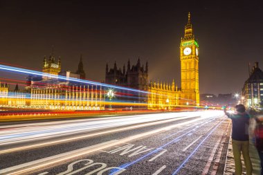 London, Büyük Britanya - 14 Haziran 2016: Londra Big Ben ve Westminster Köprüsü'nde trafikte bir güzel yaz gecesi, Londra, İngiltere, Amerika Birleşik Devletleri