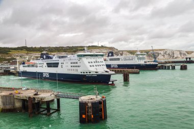 ENGLAND - 16 Haziran 2016: Beyaz kayalıklar ve Dover limanı güzel bir yaz günü, İngiltere