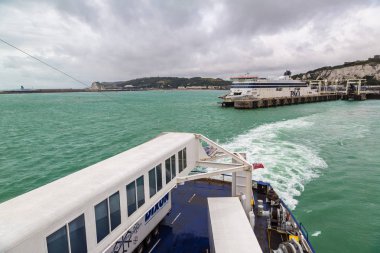 ENGLAND - 16 Haziran 2016: Beyaz kayalıklar ve Dover limanı güzel bir yaz günü, İngiltere