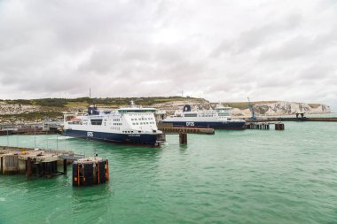 ENGLAND - 16 Haziran 2016: Beyaz kayalıklar ve Dover limanı güzel bir yaz günü, İngiltere