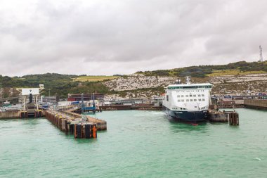 ENGLAND - 16 Haziran 2016: Beyaz kayalıklar ve Dover limanı güzel bir yaz günü, İngiltere