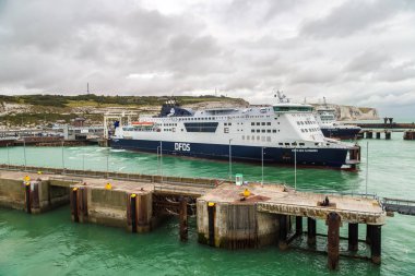 ENGLAND - 16 Haziran 2016: Beyaz kayalıklar ve Dover limanı güzel bir yaz günü, İngiltere