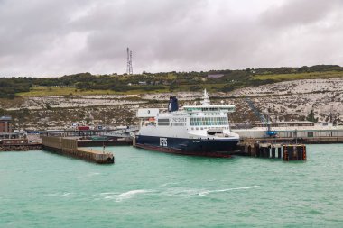 ENGLAND - 16 Haziran 2016: Beyaz kayalıklar ve Dover limanı güzel bir yaz günü, İngiltere