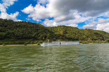 ALMANY - 16 Haziran 2016: Romantik Ren Vadisi güzel bir yaz gününde, Almanya, Kaub