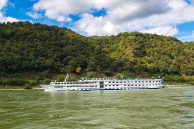 ALMANY - 16 Haziran 2016: Romantik Ren Vadisi güzel bir yaz gününde, Almanya, Kaub