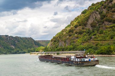 ALMANY - 16 Haziran 2016: Romantik Ren Vadisi güzel bir yaz günü, Almanya 'da bir şarap üretim alanıdır