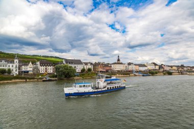 GERMANY - 16 Haziran 2016: River Rhine ve Ruedesheim am Rhein, Almanya 'da güzel bir yaz günü şarap üreten bir şehirdir.