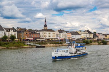 GERMANY - 16 Haziran 2016: River Rhine ve Ruedesheim am Rhein, Almanya 'da güzel bir yaz günü şarap üreten bir şehirdir.