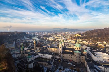 SALZBURG, AUSTRIA - 25 Aralık 2016: Güzel bir günde Avusturya 'nın Salzburg Katedrali' nin panoramik hava manzarası