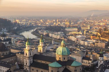 SALZBURG, AUSTRIA - 25 Aralık 2016: Güzel bir günde Avusturya 'nın Salzburg Katedrali' nin panoramik hava manzarası