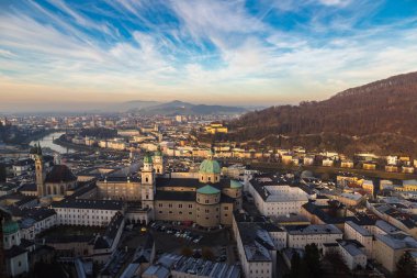 SALZBURG, AUSTRIA - 25 Aralık 2016: Güzel bir günde Avusturya 'nın Salzburg Katedrali' nin panoramik hava manzarası