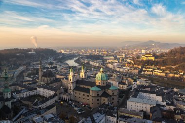 SALZBURG, AUSTRIA - 25 Aralık 2016: Güzel bir günde Avusturya 'nın Salzburg Katedrali' nin panoramik hava manzarası