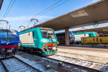 FLORENCE, İTALYA - 25 ARALIK 2016: İtalya 'daki Santa Maria Novella Florence tren istasyonunda modern tren