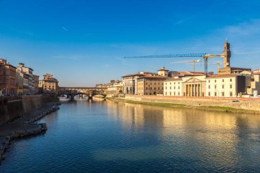 FLORENCE, İtalya - 25 Aralık 2016: İtalya 'da bir yaz gününde Floransa' daki Ponte Vecchio Köprüsü