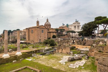 Rome, İtalya - 25 Aralık 2016: Antik kalıntıları forum ve bir kış günü Victor Emmanuel II Anıtı Roma, İtalya