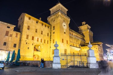 Ferrara, İtalya - 22 Aralık 2016: Castello Estense gece Ferrara, İtalya