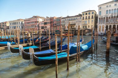 VENICE, İtalya - 18 Haziran 2016: 18 Haziran 'da İtalya' da güzel bir yaz gününde Venedik 'teki Canal Grande' de Gondola