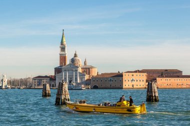Venedik, İtalya, 12 Temmuz 2016: San Giorgio Adası ve bir yaz günü teknelerle Venedik, İtalya
