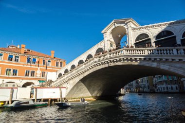 Venice, İtalya - 18 Haziran 2016: Rialto Köprüsü Venedik, bir güzel yaz günü İtalya 18 Haziran '