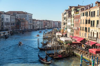 VENICE, İtalya - 18 Haziran 2016: 18 Haziran 'da İtalya' da güzel bir yaz gününde Venedik 'teki Canal Grande' de Gondola