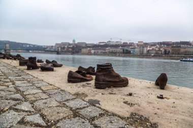Budapeşte, Macaristan - 18 Haziran 2016: bir kış günü Budapeşte'Tuna Nehri ateş insanlar katliamı simgeleyen Ayakkabı