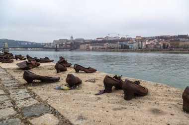 Budapeşte, Macaristan - 18 Haziran 2016: bir kış günü Budapeşte'Tuna Nehri ateş insanlar katliamı simgeleyen Ayakkabı