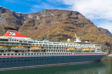 Flam, Norveç - 23 Mayıs: Güneşli bir günde 23 Mayıs 2017 yılında Norveç'te yolcu gemisi