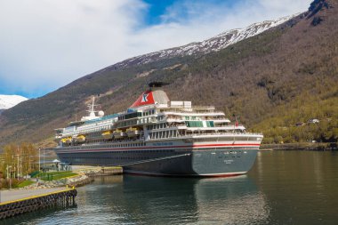 Flam, Norveç - 23 Mayıs: Güneşli bir günde 23 Mayıs 2017 yılında Norveç'te yolcu gemisi