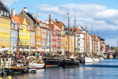 Kopenhag, Danimarka - 23 Mayıs: Nyhavn bölgesi Kopenhag, Danimarka'nın en ünlü ve en güzel landmark 23 Mayıs 2017 güneşli bir günde içinde biridir