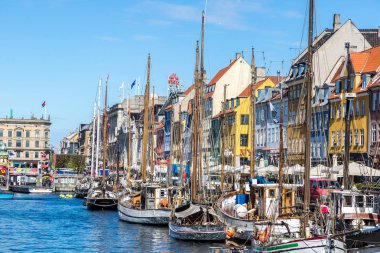 Kopenhag, Danimarka - 23 Mayıs: Nyhavn bölgesi Kopenhag, Danimarka'nın en ünlü ve en güzel landmark 23 Mayıs 2017 güneşli bir günde içinde biridir